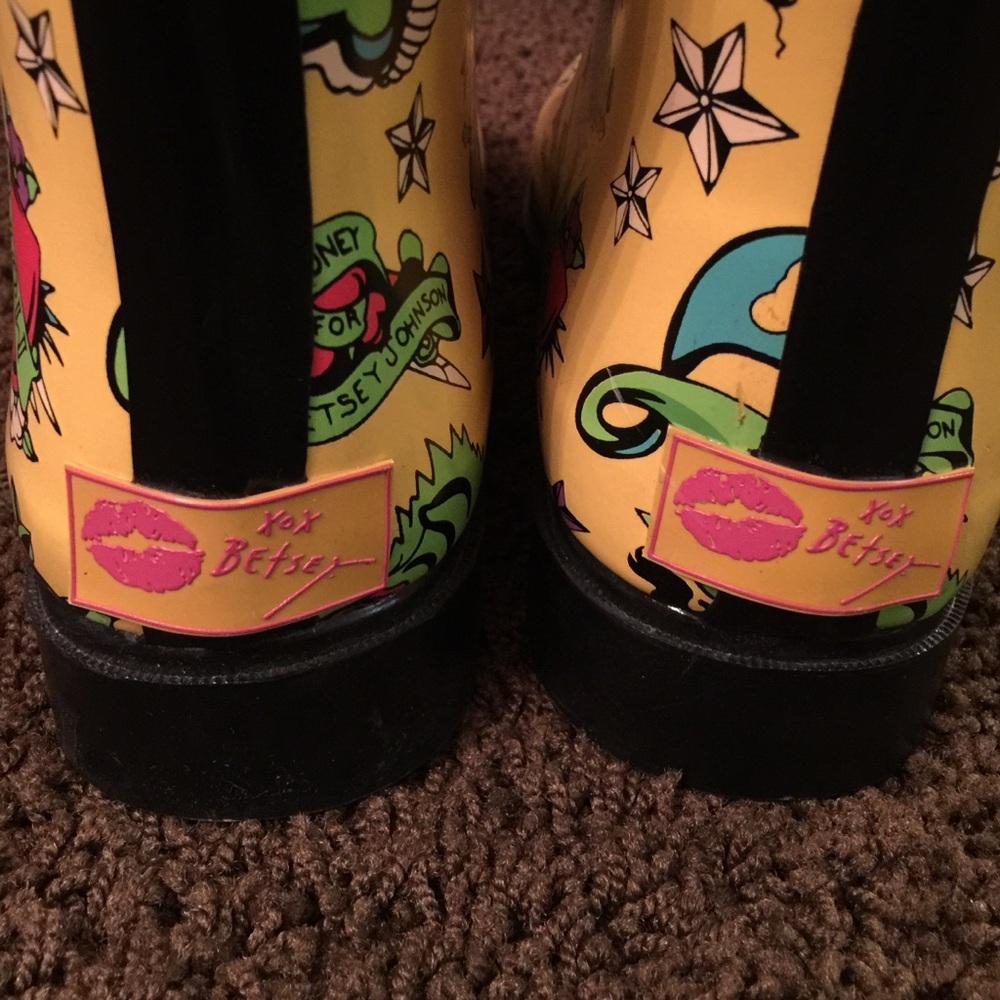 Vintage Betsey Johnson Yellow Patterned Rain Boots - Picture 4 of 4